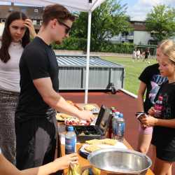 Fair Play und Teamgeist beim Sportfest der Klassen 5 bis 8 Fair Play und Teamgeist beim Sportfest der Klassen 5 bis 8