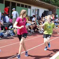 Fair Play und Teamgeist beim Sportfest der Klassen 5 bis 8 Fair Play und Teamgeist beim Sportfest der Klassen 5 bis 8