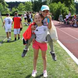 Fair Play und Teamgeist beim Sportfest der Klassen 5 bis 8 Fair Play und Teamgeist beim Sportfest der Klassen 5 bis 8