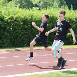 Fair Play und Teamgeist beim Sportfest der Klassen 5 bis 8 Fair Play und Teamgeist beim Sportfest der Klassen 5 bis 8