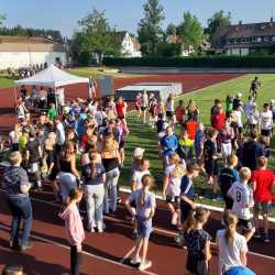 Fair Play und Teamgeist beim Sportfest der Klassen 5 bis 8 Fair Play und Teamgeist beim Sportfest der Klassen 5 bis 8
