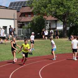 Fair Play und Teamgeist beim Sportfest der Klassen 5 bis 8 Fair Play und Teamgeist beim Sportfest der Klassen 5 bis 8