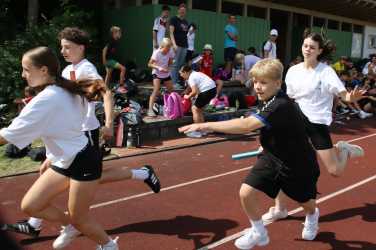 Fair Play und Teamgeist beim Sportfest der Klassen 5 bis 8 Fair Play und Teamgeist beim Sportfest der Klassen 5 bis 8