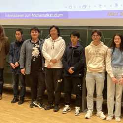 Fantastischer Erfolg beim Tag der Mathematik: Zinzendorfschüler ganz vorne unter 181 Schüler*innen aus Deutschland, Österreich und der Schweiz Fantastischer Erfolg beim Tag der Mathematik: Zinzendorfschüler ganz vorne unter 181 Schüler*innen aus Deutschland, Österreich und der Schweiz