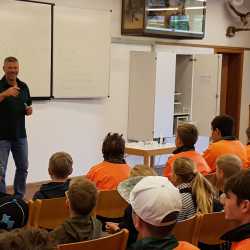 Fichten fällen und Kompass lesen: 8R im Waldlandheim Fichten fällen und Kompass lesen: 8R im Waldlandheim