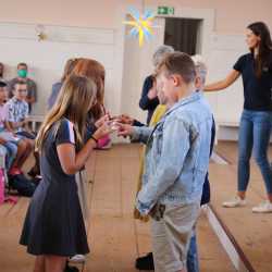 Freudiges Wiedersehen und neue Gesichter beim Start ins neue Schuljahr Freudiges Wiedersehen und neue Gesichter beim Start ins neue Schuljahr