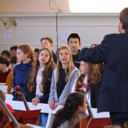 Gemeinsam im Takt: Musikwoche der Zinzendorfschulen begeistert mit ihren Ergebnissen Gemeinsam im Takt: Musikwoche der Zinzendorfschulen begeistert mit ihren Ergebnissen
