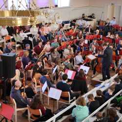 Gemeinsam im Takt: Musikwoche der Zinzendorfschulen begeistert mit ihren Ergebnissen Gemeinsam im Takt: Musikwoche der Zinzendorfschulen begeistert mit ihren Ergebnissen
