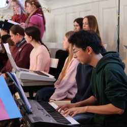 Gemeinsam im Takt: Musikwoche der Zinzendorfschulen begeistert mit ihren Ergebnissen Gemeinsam im Takt: Musikwoche der Zinzendorfschulen begeistert mit ihren Ergebnissen