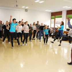 Gesang und Tanz mit Jugendlichen aus aller Welt