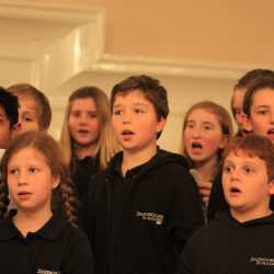 Glanzvolle Singstunde begeistert die Gemeinde Glanzvolle Singstunde begeistert die Gemeinde