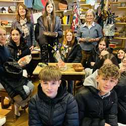 Global denken – lokal handeln: AES-Gruppen besuchen Eine-Welt-Laden Global denken – lokal handeln: AES-Gruppen besuchen Eine-Welt-Laden