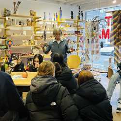 Global denken – lokal handeln: AES-Gruppen besuchen Eine-Welt-Laden Global denken – lokal handeln: AES-Gruppen besuchen Eine-Welt-Laden