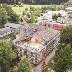 Große Lernlandschaft unter aufgestocktem Dach Große Lernlandschaft unter aufgestocktem Dach