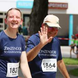 Großes Läuferfeld der Zinzendorfschulen beim Stadtlauf in Villingen Großes Läuferfeld der Zinzendorfschulen beim Stadtlauf in Villingen