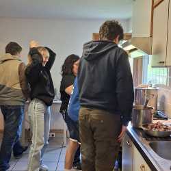 Hüttenwochenende: Drei Tage voller Lachen, Lagerfeuer und echter Gemeinschaft Hüttenwochenende: Drei Tage voller Lachen, Lagerfeuer und echter Gemeinschaft