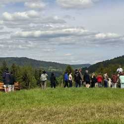 Hüttenwochenende: Drei Tage voller Lachen, Lagerfeuer und echter Gemeinschaft Hüttenwochenende: Drei Tage voller Lachen, Lagerfeuer und echter Gemeinschaft