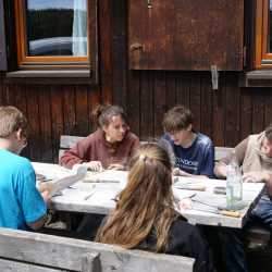 Hüttenwochenende: Drei Tage voller Lachen, Lagerfeuer und echter Gemeinschaft Hüttenwochenende: Drei Tage voller Lachen, Lagerfeuer und echter Gemeinschaft