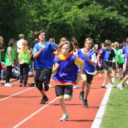 Sportfest mit Wettbewerben und Turnieren in vier Disziplinen Sportfest mit Wettbewerben und Turnieren in vier Disziplinen