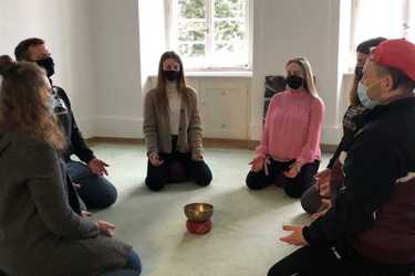 Nichts tun und nicht werten - angehende Erzieher üben sich in Achtsamkeit Nichts tun und nicht werten - angehende Erzieher üben sich in Achtsamkeit