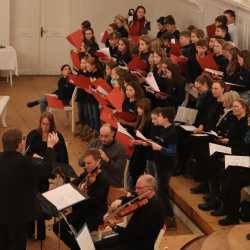 Ein Fest für die Ohren: Adventssingstunde der Zinzendorfschulen Ein Fest für die Ohren: Adventssingstunde der Zinzendorfschulen