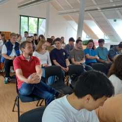 Ausbildung oder Studium – Welcher Weg bietet sich nach der Schule? Ausbildung oder Studium – Welcher Weg bietet sich nach der Schule?