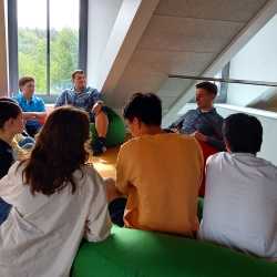 Ausbildung oder Studium – Welcher Weg bietet sich nach der Schule? Ausbildung oder Studium – Welcher Weg bietet sich nach der Schule?