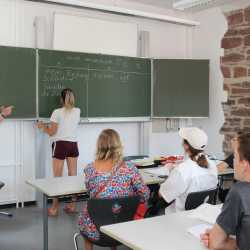 Ehrenamtlicher Deutschkurs an den Zinzendorfschulen eine große Hilfe ukrainische Geflüchtete Ehrenamtlicher Deutschkurs an den Zinzendorfschulen eine große Hilfe ukrainische Geflüchtete