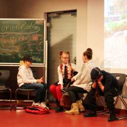 Unterstufen-Theater überzeugt mit Eigenproduktion Unterstufen-Theater überzeugt mit Eigenproduktion