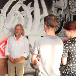 Zinzendorfschulen im Zeichen des Friedens Zinzendorfschulen im Zeichen des Friedens