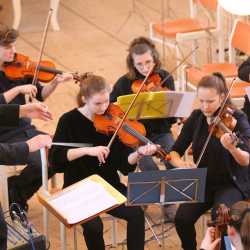 Überzeugendes Frühjahrskonzert der Zinzendorfschulen Überzeugendes Frühjahrskonzert der Zinzendorfschulen