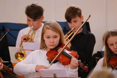 Überzeugendes Frühjahrskonzert der Zinzendorfschulen Überzeugendes Frühjahrskonzert der Zinzendorfschulen