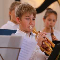 Überzeugendes Frühjahrskonzert der Zinzendorfschulen Überzeugendes Frühjahrskonzert der Zinzendorfschulen