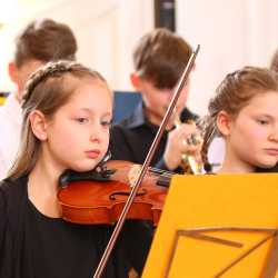 Überzeugendes Frühjahrskonzert der Zinzendorfschulen Überzeugendes Frühjahrskonzert der Zinzendorfschulen