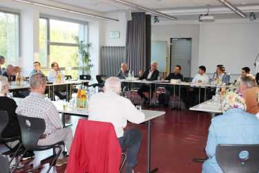 Angeregte Diskussion zwischen Christen und Muslimen Angeregte Diskussion zwischen Christen und Muslimen