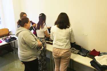 Erfolgreiche Kleider-Tauschbörse der Erzieherinnen Erfolgreiche Kleider-Tauschbörse der Erzieherinnen