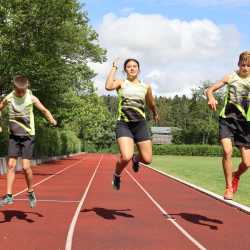Drei vielversprechende Talente bereichern die Leichtathletik-AG der Zinzendorfschulen Drei vielversprechende Talente bereichern die Leichtathletik-AG der Zinzendorfschulen