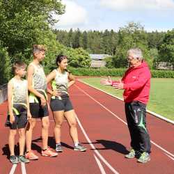 Drei vielversprechende Talente bereichern die Leichtathletik-AG der Zinzendorfschulen Drei vielversprechende Talente bereichern die Leichtathletik-AG der Zinzendorfschulen