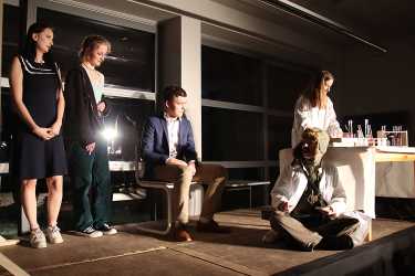 Literatur- und Theaterkurs überzeugt mit spannender Eigenproduktion Literatur- und Theaterkurs überzeugt mit spannender Eigenproduktion