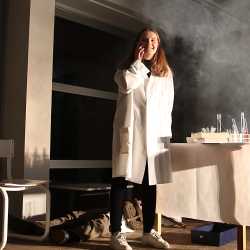 Literatur- und Theaterkurs überzeugt mit spannender Eigenproduktion Literatur- und Theaterkurs überzeugt mit spannender Eigenproduktion