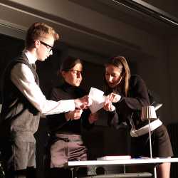 Literatur- und Theaterkurs überzeugt mit spannender Eigenproduktion Literatur- und Theaterkurs überzeugt mit spannender Eigenproduktion