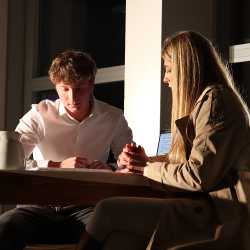 Literatur- und Theaterkurs überzeugt mit spannender Eigenproduktion Literatur- und Theaterkurs überzeugt mit spannender Eigenproduktion