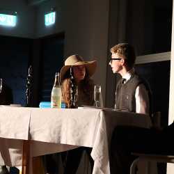 Literatur- und Theaterkurs überzeugt mit spannender Eigenproduktion Literatur- und Theaterkurs überzeugt mit spannender Eigenproduktion