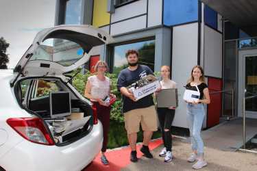 Ein Kofferraum voll Schrott für den guten Zweck Ein Kofferraum voll Schrott für den guten Zweck