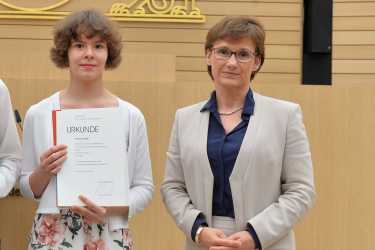 Katharina Hattler aus 8b gewinnt beim Landtags-Wettbewerb Katharina Hattler aus 8b gewinnt beim Landtags-Wettbewerb