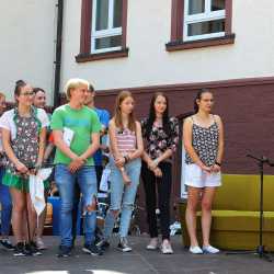 Kunterbuntes Schulfest bei strahlendem Sonnenschein Kunterbuntes Schulfest bei strahlendem Sonnenschein