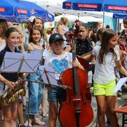 Kunterbuntes Schulfest bei strahlendem Sonnenschein Kunterbuntes Schulfest bei strahlendem Sonnenschein