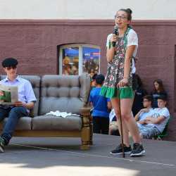 Kunterbuntes Schulfest bei strahlendem Sonnenschein Kunterbuntes Schulfest bei strahlendem Sonnenschein