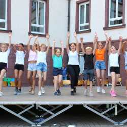 Kunterbuntes Schulfest bei strahlendem Sonnenschein Kunterbuntes Schulfest bei strahlendem Sonnenschein