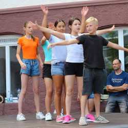 Kunterbuntes Schulfest bei strahlendem Sonnenschein Kunterbuntes Schulfest bei strahlendem Sonnenschein